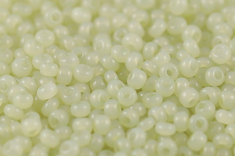 Preciosa Rocailles 11/0 Opal Dyed Chrysolite col.02252