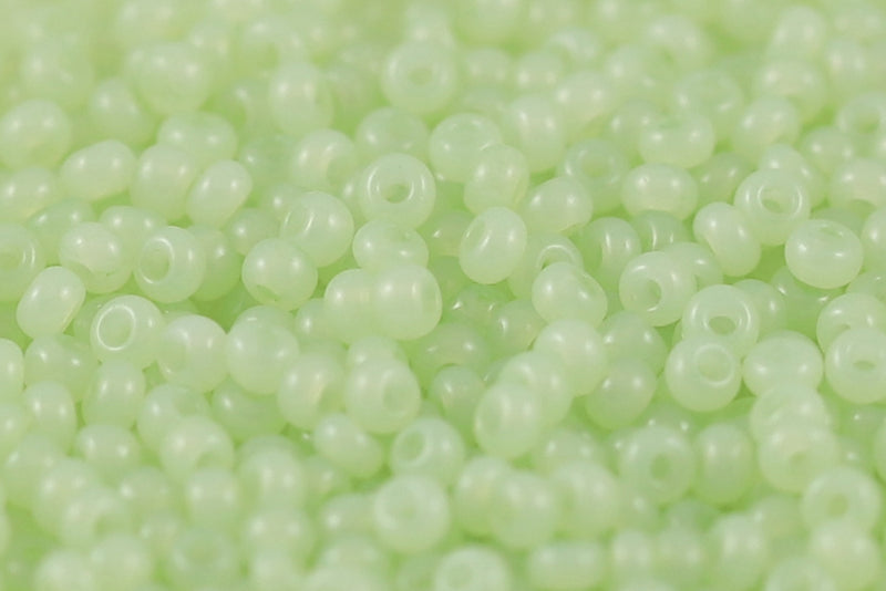 Preciosa Rocailles 8/0 Opal Dyed Light Green col.02254
