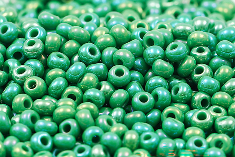 Preciosa Rocailles 8/0 Opaque Green Rainbow col.54250