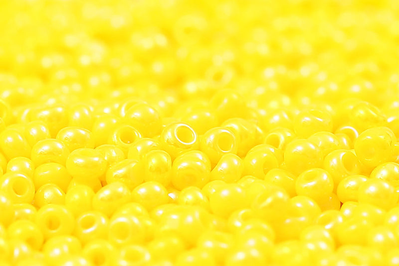 Preciosa Rocailles 11/0 Opaque Lemon Rainbow col.84110