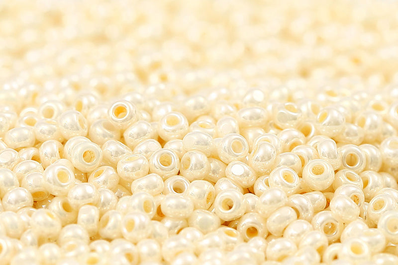 Preciosa Charlottes 11/0 Lt.Eggshell col.46113