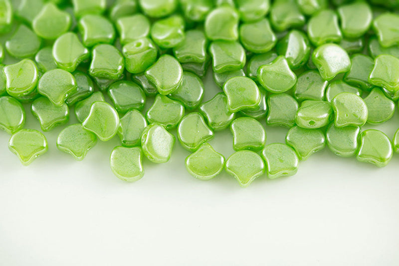 Ginko 7.5×7.5mm Opal Green White Luster 2-Hole Czech Beads