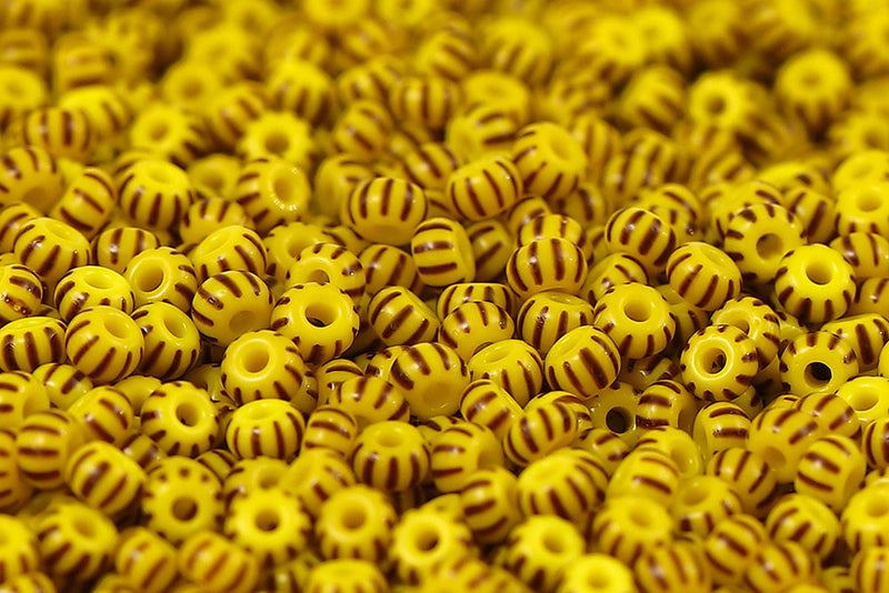 Preciosa Rocailles 6/0 Black Stripes On Yellow Col.83501