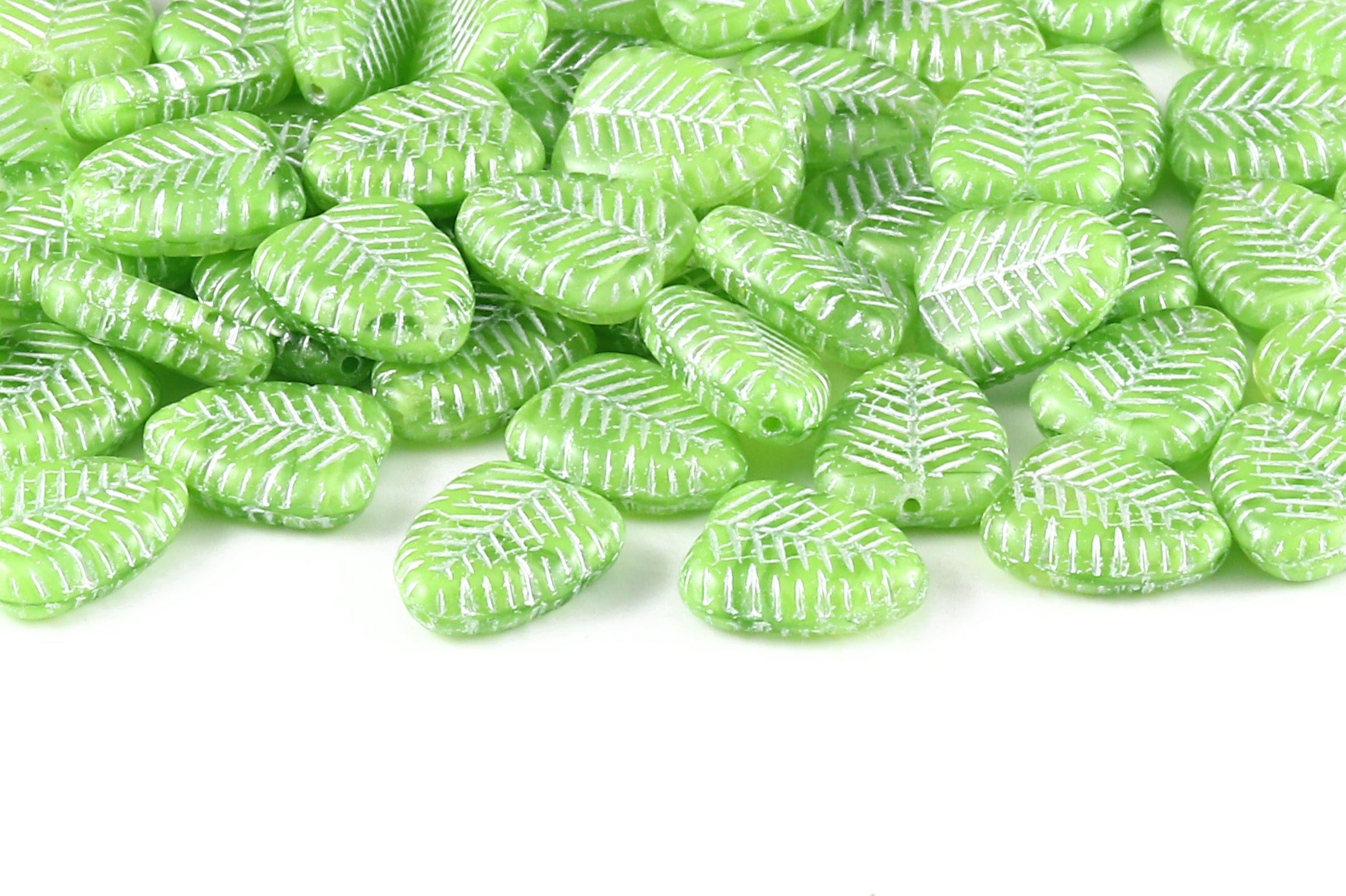Heart Leaf 16×12mm Crystal Verdant Mixed With White 1-Hole Czech Beads