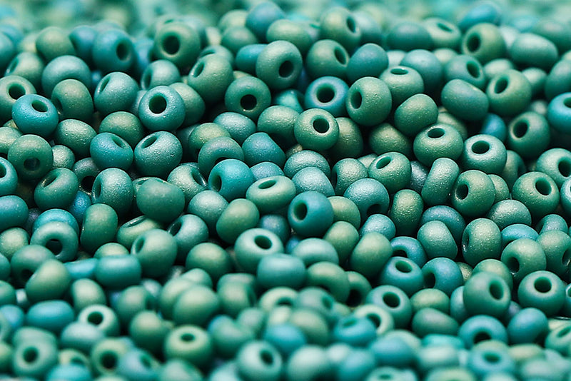 Preciosa Rocailles 11/0 Opaque Dark Green Matt Rainbow col.54240M