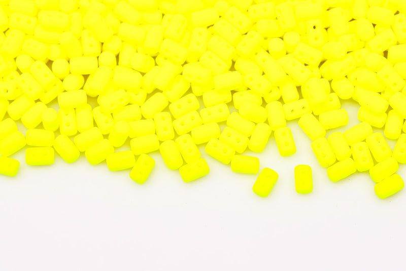Rulla 5×3mm Alabaster Yellow Neon 2-Hole Czech Beads