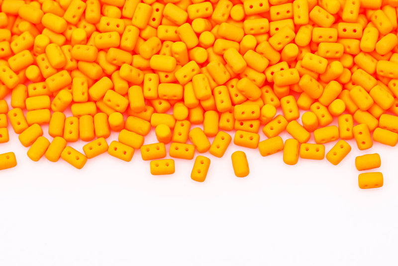 Rulla 5×3mm Alabaster Orange Neon 2-Hole Czech Beads