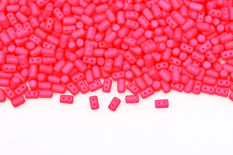 Rulla 5×3mm Alabaster Pink Neon 2-Hole Czech Beads