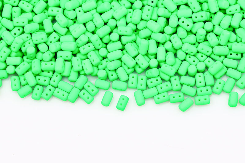 Rulla 5×3mm Alabaster Green Neon 2-Hole Czech Beads