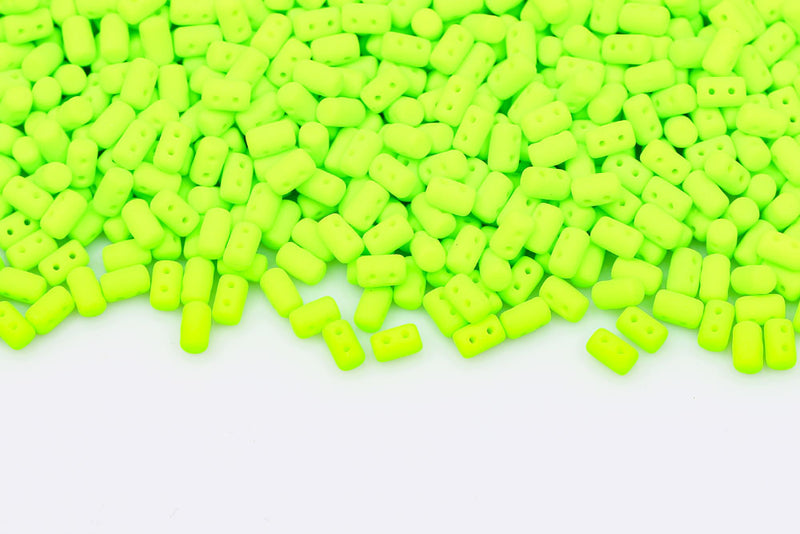 Rulla 5×3mm Alabaster Lime Neon 2-Hole Czech Beads